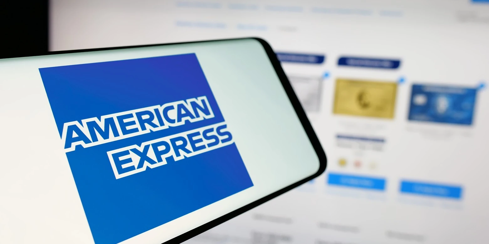 Tarjeta American Express sobre un teléfono