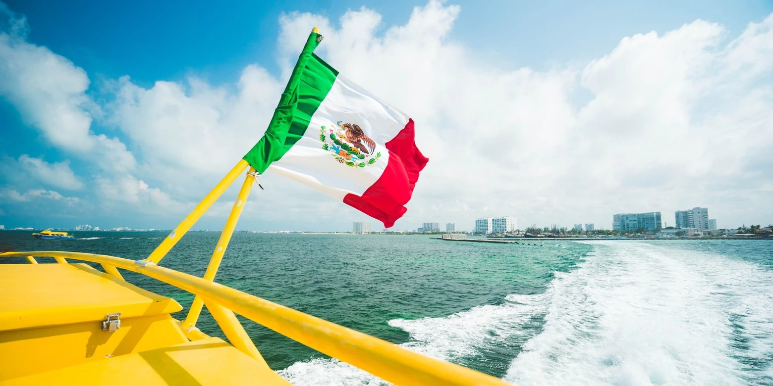 Bandera de México sobre una embarcación