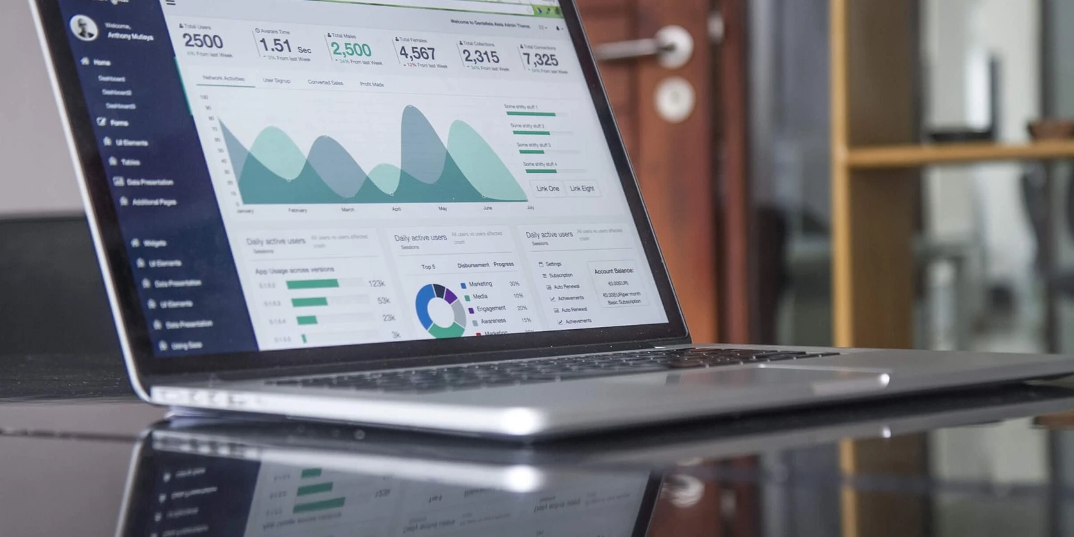 Dashboard financiero en un computador